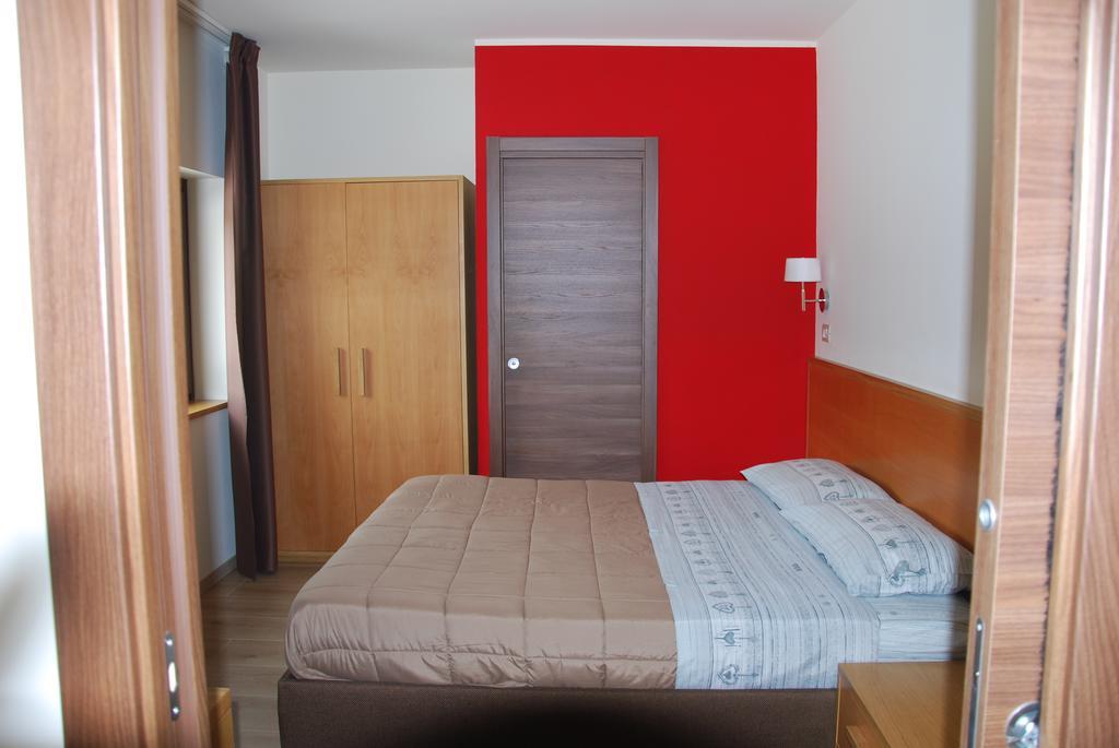 Guest House Caracas Lorica Luaran gambar
