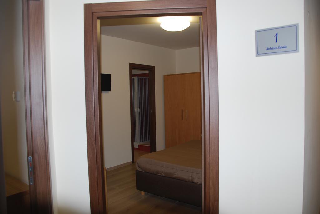 Guest House Caracas Lorica Luaran gambar